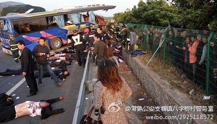 司机低头看手机致追尾 男乘客12锤砸窗求生