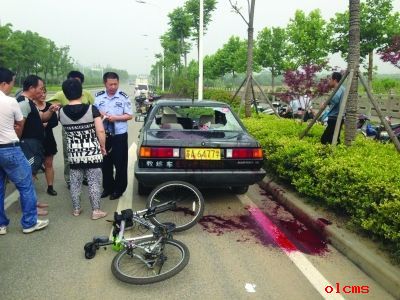 南京小伙骑自行车追尾教练车 致颈动脉被割死亡