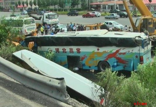 京藏高速张家口段大巴客车与货车相撞致侧翻
