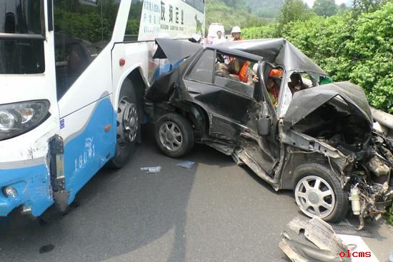成南高速发生轿车与客车相撞的惨烈车祸 事故现场1死3重伤