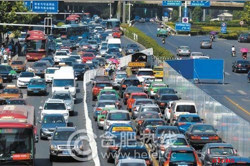 合肥地铁2号线封闭施工首日 长江路部分路口拥堵紧急