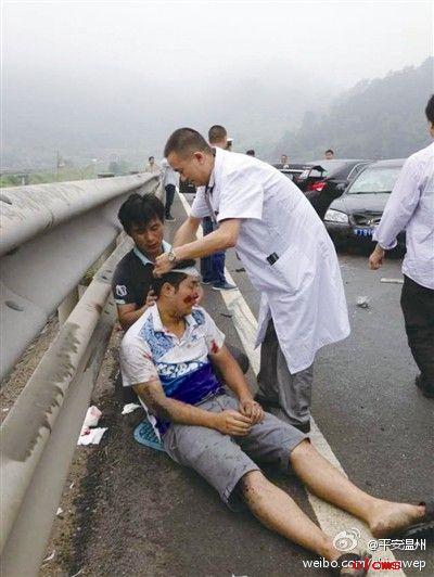 温州段高速公路发生车祸 过路大夫宋信旺连救4人