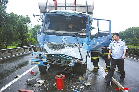 329国道两货车追尾 车祸缘由系疲劳驾驶