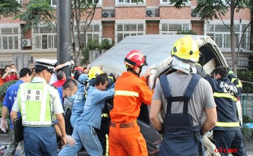 杭州文三路面包车侧翻 司机送菜时路面打滑酿成车祸