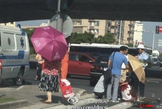 母女遇车祸受伤倒地 好心男打伞遮阳后默默离开