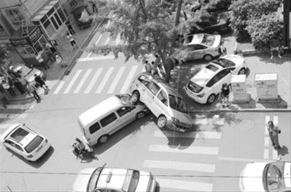 大连柳林街车祸 司机不识减速让行标志