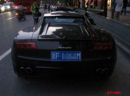 海盐兰博基尼撞车现场惨烈：撞断八棵树后翻车 用户死亡