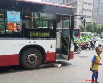 西安南稍门十字发生车祸 行人被卷到车轮下面可能死亡
