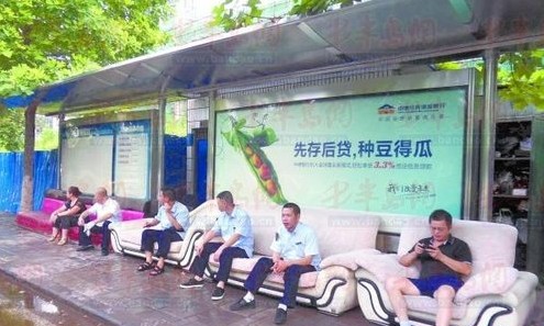 重庆“豪华”公交站引热议