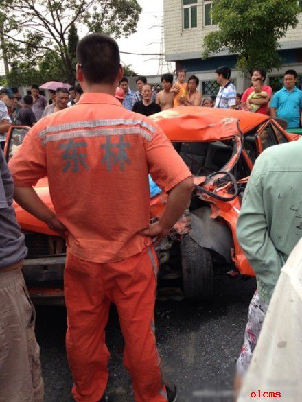 上海宝山区罗束路出现大车祸 出动数辆消防车