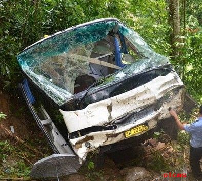 西双版纳旅游大巴坠山谷致8死19伤