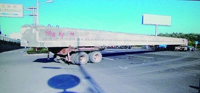 镇江一货车载50米承重梁拐弯 面包车穿过遭"灭顶"