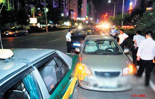 四辆车在市区建设大道连环追尾 好在未致职员伤亡