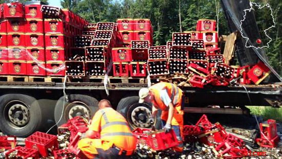德国一满载啤酒的货车发生车祸 公路洗"啤酒浴"