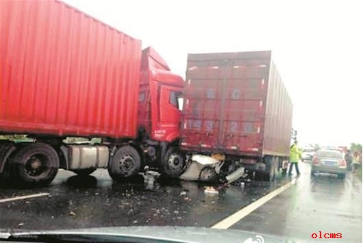 湖北黄冈车祸 电杆倒地致大货车连撞8车 4人死亡