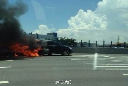 广深高速虎门出口汽车失火 缘由系追尾致使车祸
