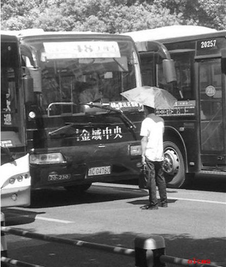 温州一公交过站后一男子狂追求上车 遭拒堵车前40分钟