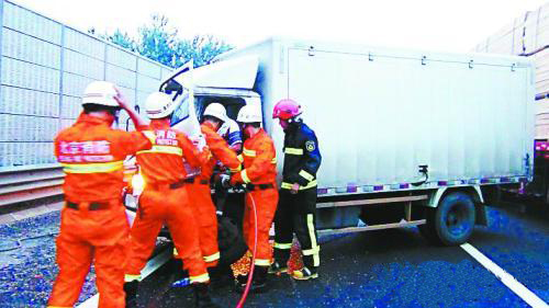 北京通州区东六环小货车变道不慎追尾前车 驾驶员被困