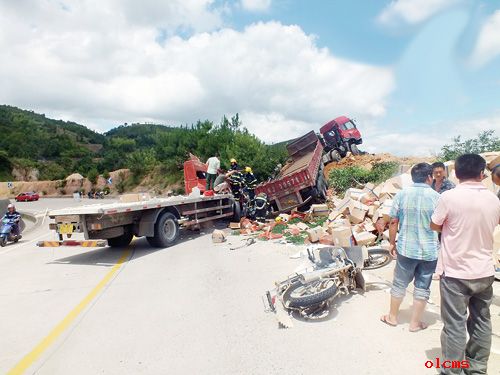 104国道柘荣往福安的货车撞上边坡 又遭挂车追尾