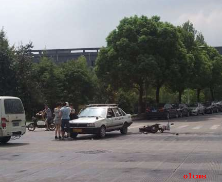浙江杭州振华路西园四路口发生车祸 电动车撞上教练车