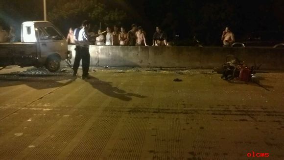 四川德阳绵竹齐天路口发生车祸