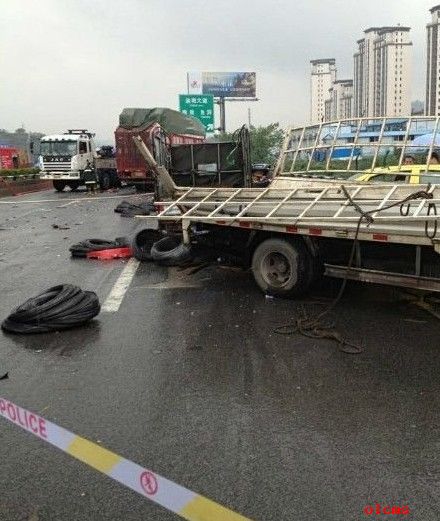 重庆内环11车连撞 巴南出口段小轿车挤进大货车底部