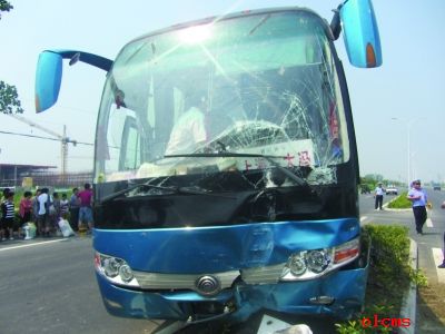 江苏泰兴市一大客车因笑话出了车祸