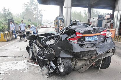 胶州湾高速收费出口车祸 两油罐车夹击小轿车