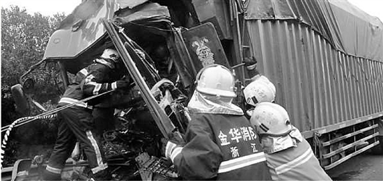 杭金衢高速车祸 连夜开车不休息 两货车高速上追尾