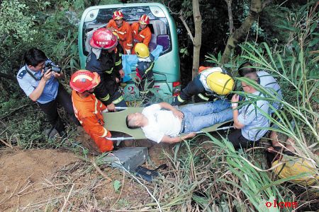 永州永连公路大巴遇车祸 滚落山崖40余名乘客受伤