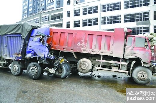 重庆江北区海尔路车祸 多车追尾1人死亡多人受伤