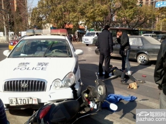 北京方庄车祸 警车与摩托车相撞一人腿部受伤