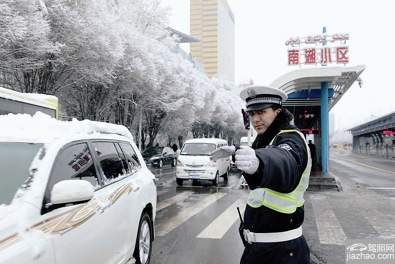 乌鲁木齐突降大雪 交警力保安全畅通